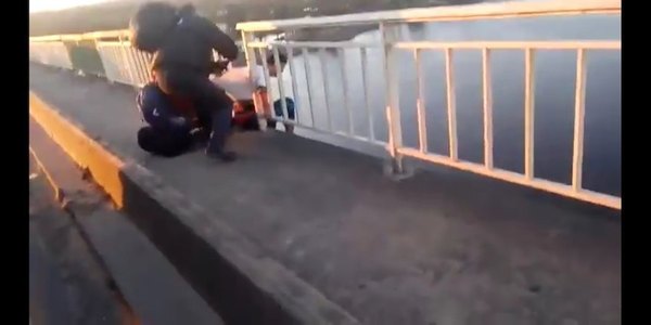 UN MOCHILERO Y UN GUARDIA DE SEGURIDAD SALVARON A UN JOVEN QUE INTENTÓ SALTAR DEL PUENTE REMANSO