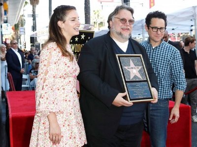 Del Toro lleva el orgullo latino al Paseo de la Fama de Hollywood