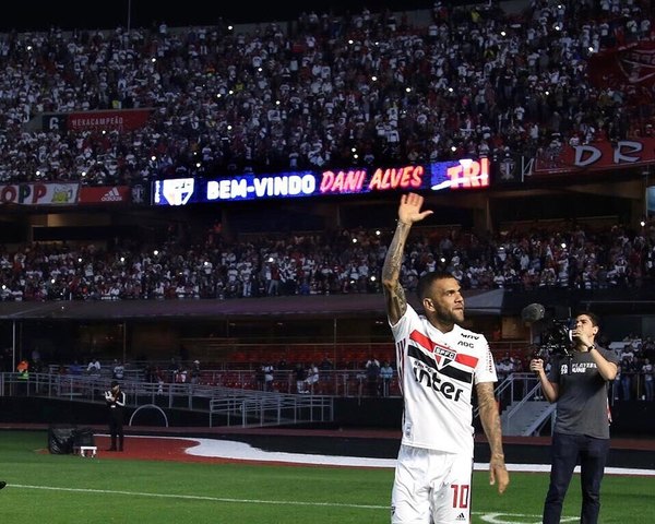 Dani Alves ya viste la '10' de San Pablo