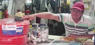 Gran gesto de honestidad: Devuelve Gs. 10 millones que cliente olvidó en su el local | Noticias Paraguay