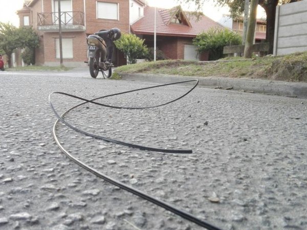 Bajó de su camión a hacer sus necesidades fisiológicas y murió electrocutado