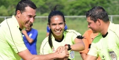 Tratan de "banda, estúpida y vendida" a árbitra, denuncian