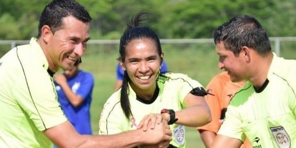 Tratan de "banda, estúpida y vendida" a árbitra, denuncian