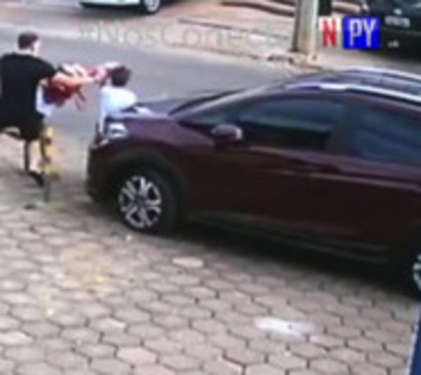 Ladrones de vehículos embisten a una familia  - Paraguay.com