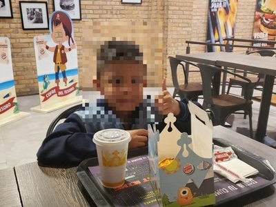 Niño le pidió dos mil, pero él le compró un combo de hamburguesa