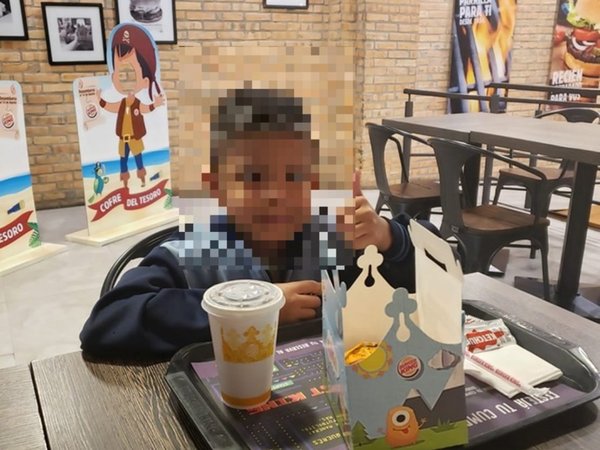 Niño le pidió dos mil, pero él le compró un combo de hamburguesa