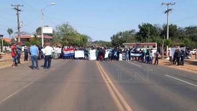 San Pedro: sigue cierre de ruta para exigir asfalto en zona rurales
