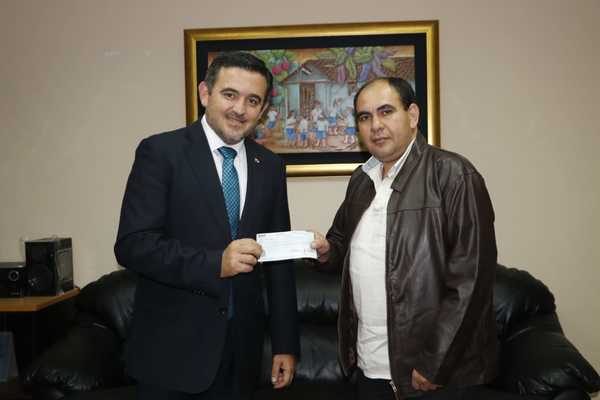 MEC entrega aporte económico para mejora de escuela de Vaquería | .::Agencia IP::.