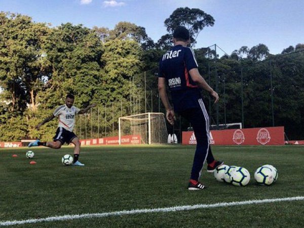 Dani Alves y Juanfran realizan su primer entrenamiento con el Sao Paulo