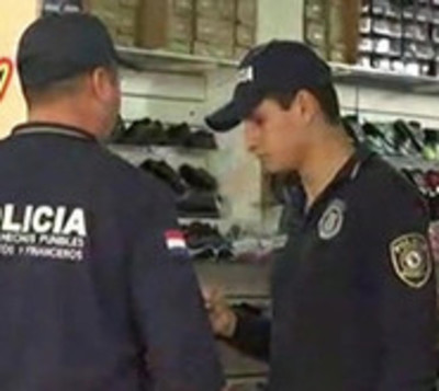 Allanan comercio por presunta venta de calzados falsificados - Paraguay.com