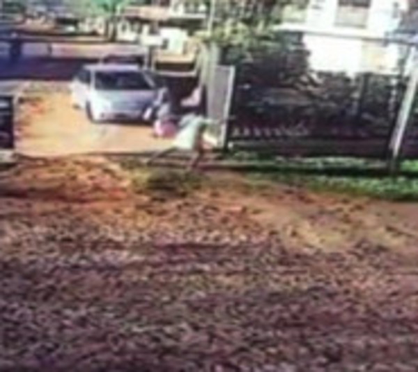 Atropelló a una joven tras adelantarse indebidamente y huyó - Paraguay.com