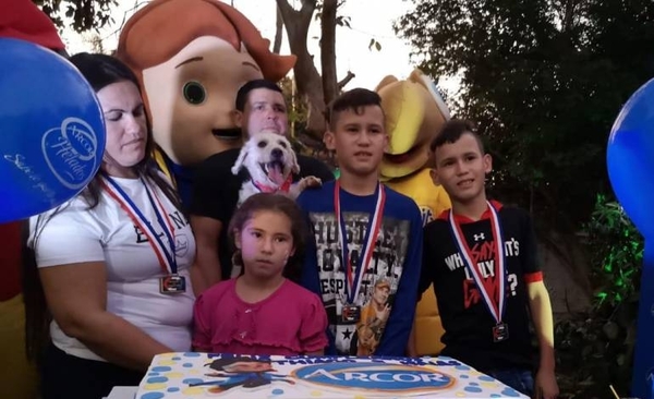 HOY / VIDEO| Gemelos que quedaron sin torta por culpa de perrita y el super festejo tras la 'tragedia'