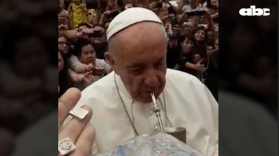El papa Francisco toma tereré de un grupo de paraguayos - Nacionales - ABC Color