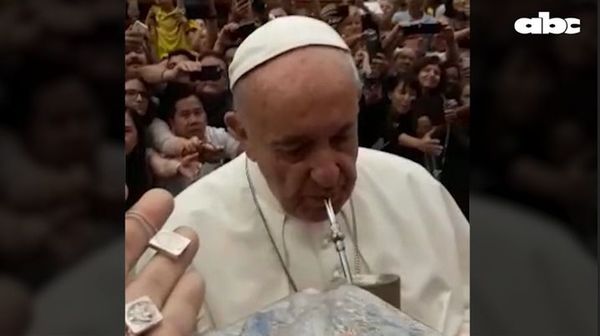 El papa Francisco toma tereré de un grupo de paraguayos - Nacionales - ABC Color