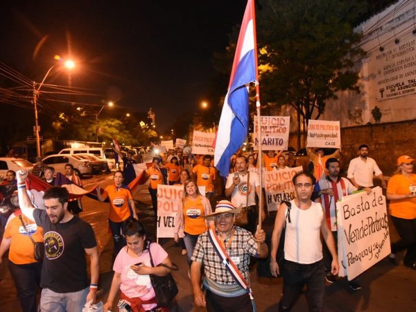 Marcharon hasta el Congreso para pedir juicio político al Ejecutivo