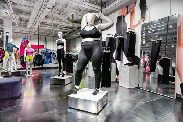 La marca Nike incorpora maniquíes gordos en sus locales para promocionar su línea "plus size"