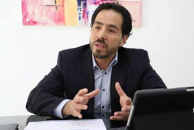 Alemania condecora a ex embajador