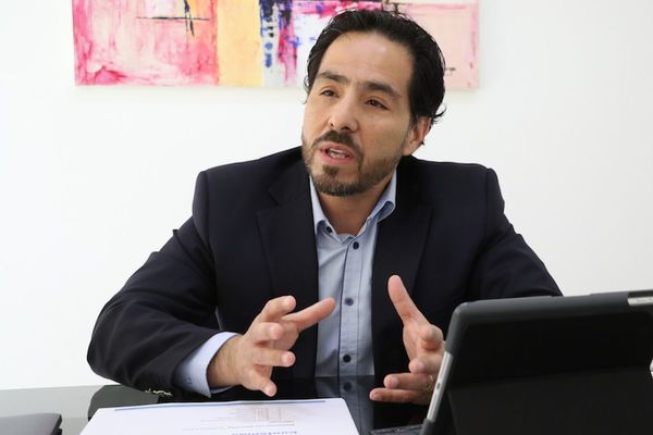 Alemania condecora a ex embajador