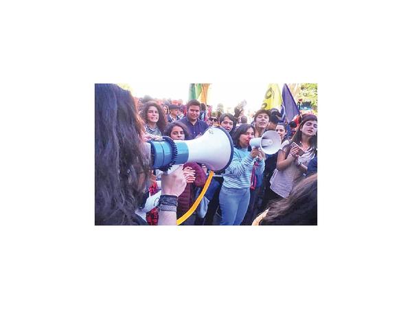 Alumnos inician debates y no descartan tomas de colegios