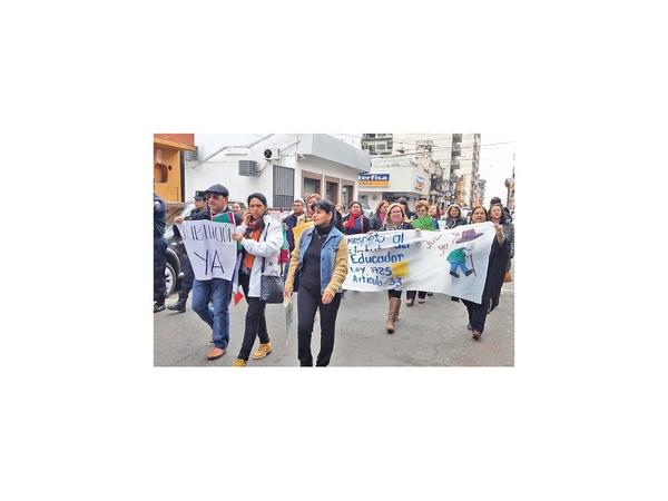 Unos 300 docentes marchan en reclamo de “jubilación ya”