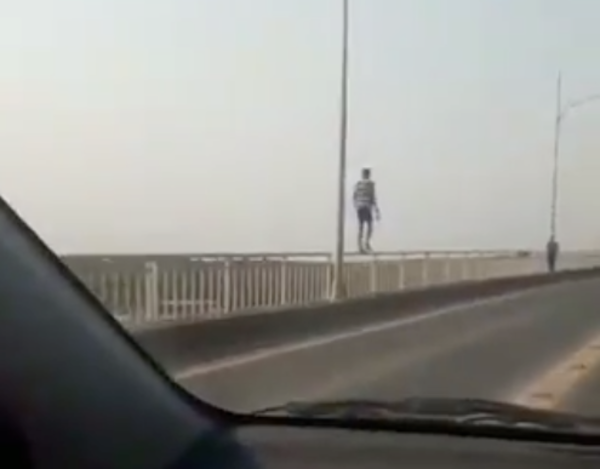 HOY / Captan a “equilibrista” en el puente Remanso