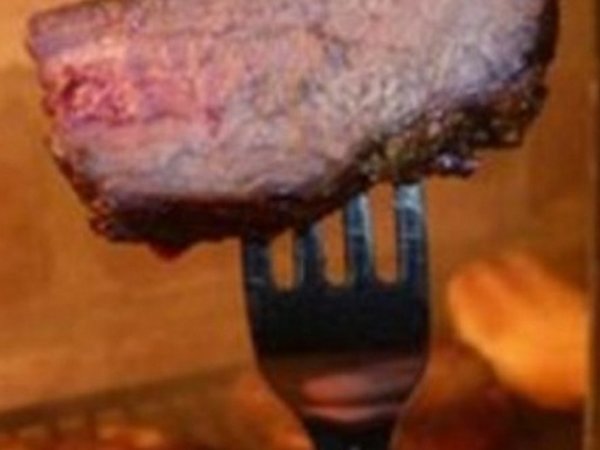Pedazo de asado lo atragantó y falleció