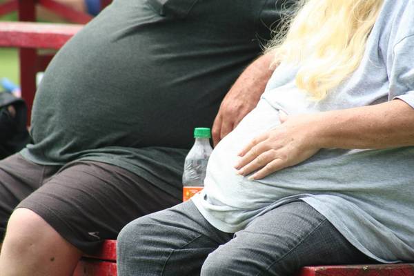 Periodista sugiere dejar morir a obesos porque son "debiles"