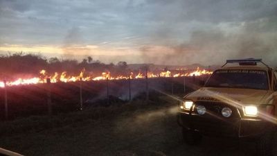 Incendio en predio de estancia se extiende descontroladamente hacia las viviendas - ADN Paraguayo