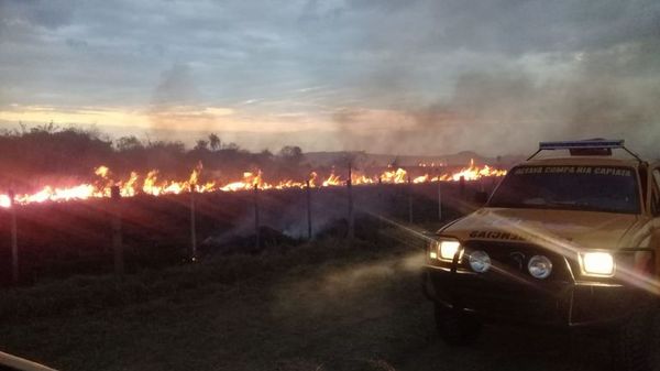 Incendio en predio de estancia se extiende descontroladamente hacia las viviendas - ADN Paraguayo