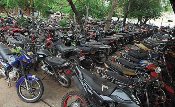 HOY / Anuncian remate: corralón alberga a 700 vehículos y 7.000 motos