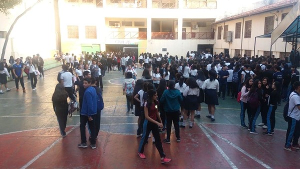 Estudiantes del colegio Asunción Escalada no dan clases por falta de docentes » Ñanduti
