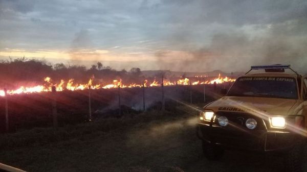 INCENDIO AFECTA A UNAS 400 HECTÁREAS DE UNA ESTANCIA EN YPACARAÍ