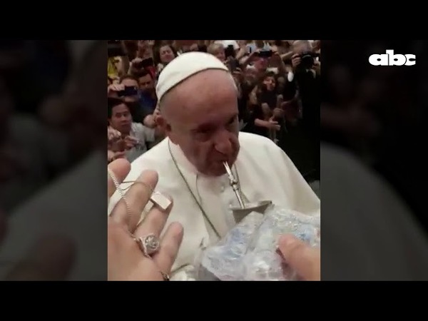 EL PAPA FRANCISCO TOMÓ TERERÉ DE UN GRUPO DE PARAGUAYOS