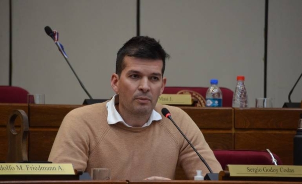 HOY / Comisión del Acta de Itaipú: senador sale y pide que nombren a otro