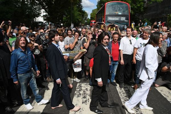 La beatlemanía paraliza Abbey Road en el 50 aniversario de la icónica foto  - Música - ABC Color