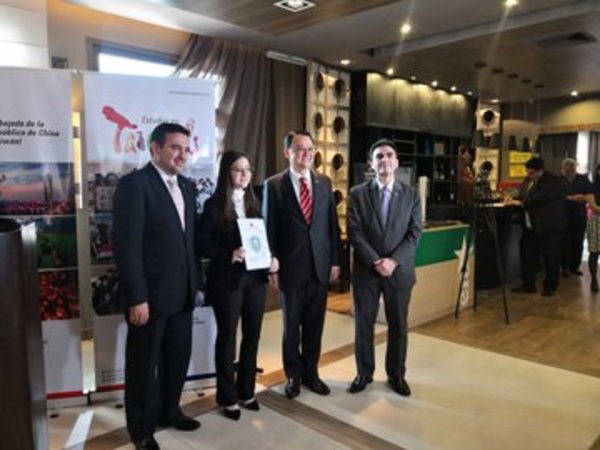Más de cincuenta jóvenes recibieron becas de estudio de la República China (Taiwán) - .::RADIO NACIONAL::.