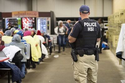 Niños dependen de vecinos tras arresto de cientos de inmigrantes en Mississippi - Mundo - ABC Color