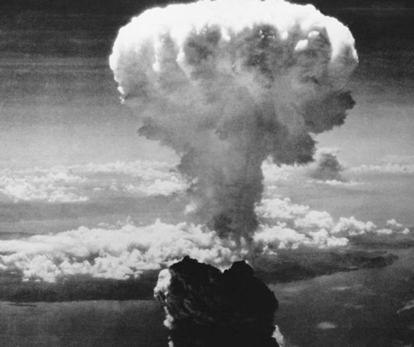 Estados Unidos lanza la bomba atómica sobre Nagasaki.