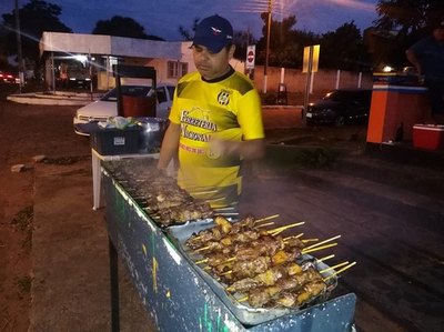 Pasaron de ronda en Copa Paraguay, pero venden asaditos para subsistir
