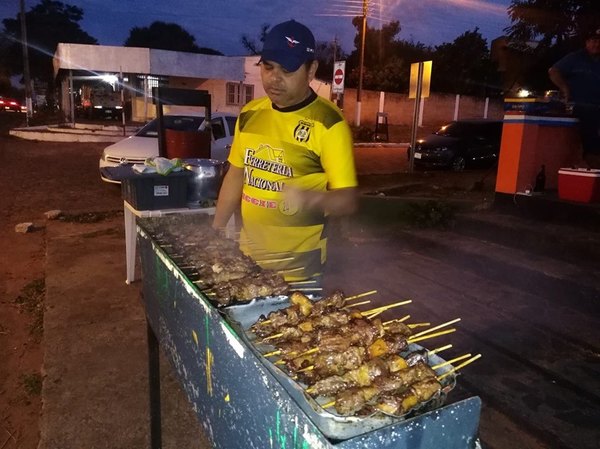 Pasaron de ronda en Copa Paraguay, pero venden asaditos para subsistir