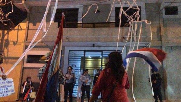Tensión entre manifestantes y policía frente a vivienda de Alliana - Nacionales - ABC Color