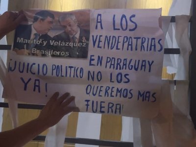 Empapelan casa de Alliana por no apoyar pedido de juicio político