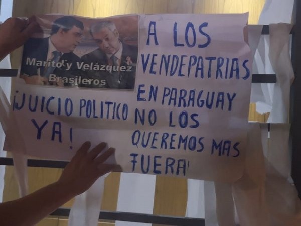 Empapelan casa de Alliana por no apoyar pedido de juicio político