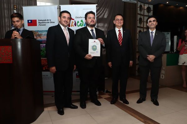 Taiwán entregó becas a 54 jóvenes paraguayos