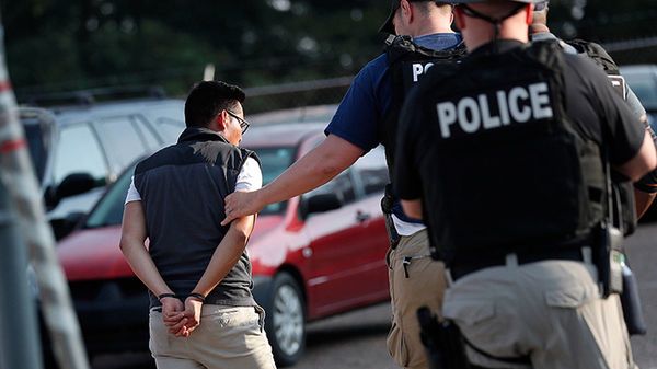 Suman más de 680 inmigrantes detenidos en redadas en EEUU