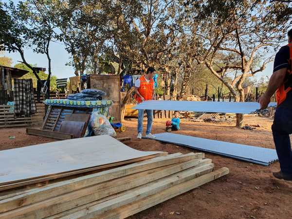 Emergencia Nacional asiste a familia que perdió su vivienda