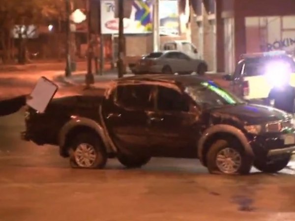 Mecánico salió a pasearse de madrugada y tumbó la camioneta de su cliente