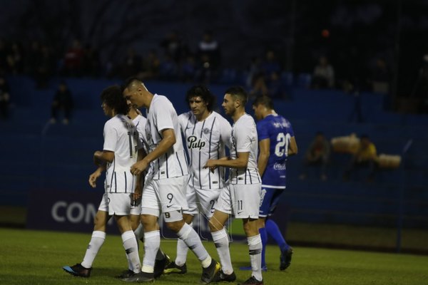 Libertad defiende la punta ante Nacional