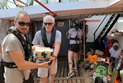 Richard Gere lleva víveres a barco con 121 inmigrantes - Gente - ABC Color