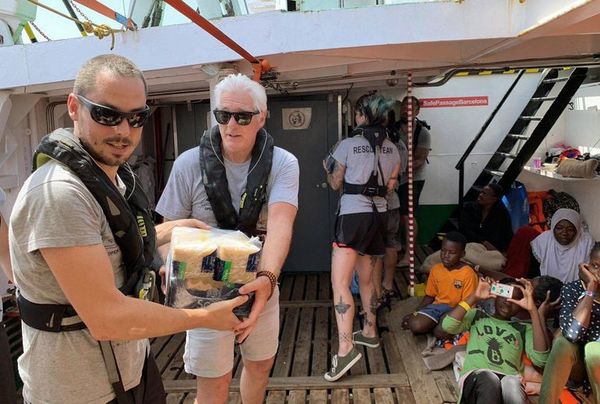 Richard Gere lleva víveres a barco con 121 inmigrantes - Gente - ABC Color